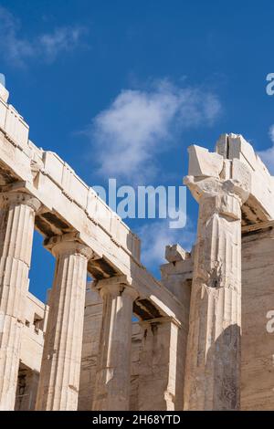 Colonna e archi di Partenone situato all'Acropoli di Atene. Contro cielo blu. Foto Stock