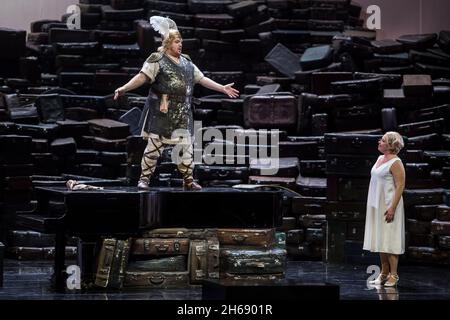 Berlino, Germania. 14 Ott 2021. Nina Stemme come Brünnhilde e Clay Hille come Siegfried si levano in scena alla Deutsche Oper Berlin durante una prova per l'opera di Wagner 'Götterdämmerung'. Credit: Nina Hansch/dpa/Alamy Live News Foto Stock