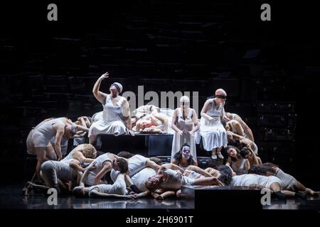 Berlino, Germania. 14 Ott 2021. L'ensemble si esibisce durante una prova per l'opera Wagner 'Götterdämmerung' sul palco della Deutsche Oper Berlin. Credit: Nina Hansch/dpa/Alamy Live News Foto Stock