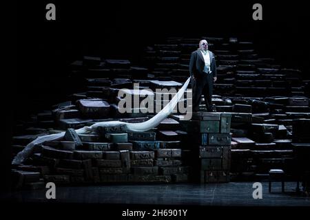 Berlino, Germania. 14 Ott 2021. Clay Hille come Siegfried si erge sul palco della Deutsche Oper Berlin durante una prova per l'opera di Wagner 'Götterdämmerung'. Credit: Nina Hansch/dpa/Alamy Live News Foto Stock