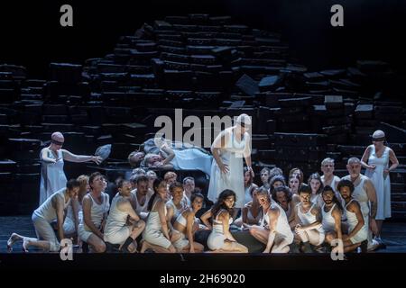 Berlino, Germania. 14 Ott 2021. L'ensemble si esibisce durante una prova per l'opera Wagner 'Götterdämmerung' sul palco della Deutsche Oper Berlin. Credit: Nina Hansch/dpa/Alamy Live News Foto Stock