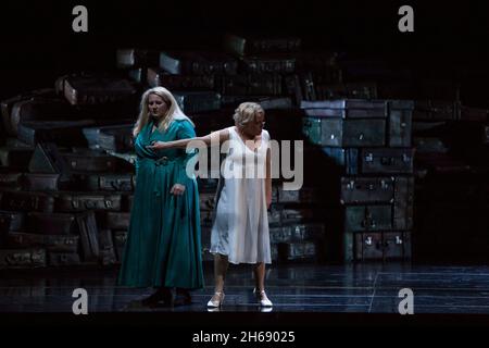 Berlino, Germania. 14 Ott 2021. Karis Tucker (l) come Wellgunde e Nina Stemme come Brünnhilde si levano in scena durante una prova per l'opera di Wagner 'Götterdämmerung' alla Deutsche Oper Berlin. Credit: Nina Hansch/dpa/Alamy Live News Foto Stock