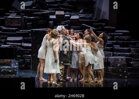 Berlino, Germania. 14 Ott 2021. Nina Stemme (l) come Brünnhilde e Clay Hille come Siegfried si levano in scena durante una prova per l'opera di Wagner 'Götterdämmerung' alla Deutsche Oper Berlin. Credit: Nina Hansch/dpa/Alamy Live News Foto Stock