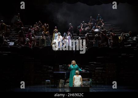 Berlino, Germania. 14 Ott 2021. Karis Tucker (l) come Wellgunde e Nina Stemme come Brünnhilde (fronte) si levano sul palco della Deutsche Oper Berlin durante una prova per l'opera di Wagner 'Götterdämmerung'. Credit: Nina Hansch/dpa/Alamy Live News Foto Stock