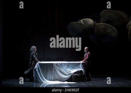 Berlino, Germania. 14 Ott 2021. Gidon Saks (r) come Hagen e Jürgen Linn come Alberich stanno sul palco della Deutsche Oper Berlin durante una prova per l'opera di Wagner 'Götterdämmerung'. Credit: Nina Hansch/dpa/Alamy Live News Foto Stock