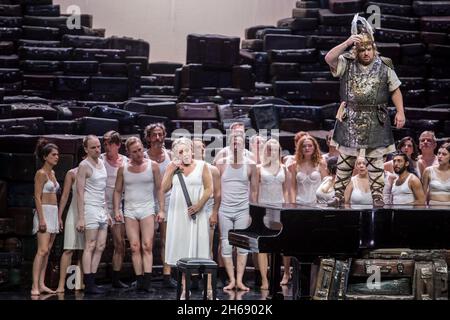 Berlino, Germania. 14 Ott 2021. Nina Stemme come Brünnhilde e Clay Hille come Siegfried si levano in scena alla Deutsche Oper Berlin durante una prova per l'opera di Wagner 'Götterdämmerung'. Credit: Nina Hansch/dpa/Alamy Live News Foto Stock