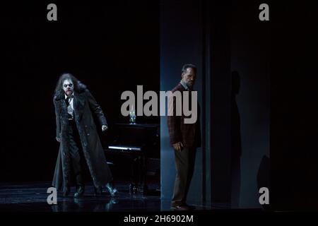 Berlino, Germania. 14 Ott 2021. Gidon Saks (r) come Hagen e Jürgen Linn come Alberich stanno sul palco della Deutsche Oper Berlin durante una prova per l'opera di Wagner 'Götterdämmerung'. Credit: Nina Hansch/dpa/Alamy Live News Foto Stock