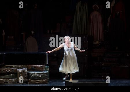 Berlino, Germania. 14 Ott 2021. Nina Stemme AS Brünnhilde si trova sul palco della Deutsche Oper Berlin durante una prova per l'opera di Wagner 'Götterdämmerung'. Credit: Nina Hansch/dpa/Alamy Live News Foto Stock