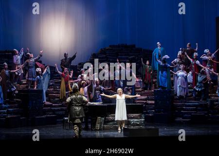 Berlino, Germania. 14 Ott 2021. Nina Stemme come Brünnhilde e Clay Hille come Siegfried si levano in scena alla Deutsche Oper Berlin durante una prova per l'opera di Wagner 'Götterdämmerung'. Credit: Nina Hansch/dpa/Alamy Live News Foto Stock