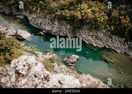 Una vista aerea di un fiume tra due scogliere Foto Stock