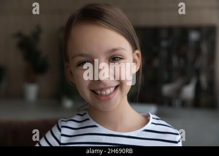 Testa ritratto di sorridente ragazza bambino guardando la macchina fotografica Foto Stock