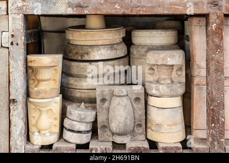 Stampi per ceramiche nel negozio di stampi presso il Gladstone Pottery Museum, Longton, Stoke on trent Foto Stock