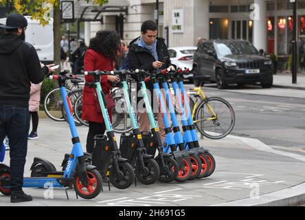 E scooter / scooter elettrici a noleggio nel quartiere di Westminster a Londra nel Regno Unito mentre la città continua il suo e scooter noleggio prova Foto Stock