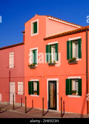 La facciata colorata di una casa nell'isola di Pellestrina, laguna veneta, Italia Foto Stock