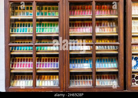 Campioni di prova di colore di smalto in vetrina al Gladstone Pottery Museum, Longton, Stoke on trent Foto Stock