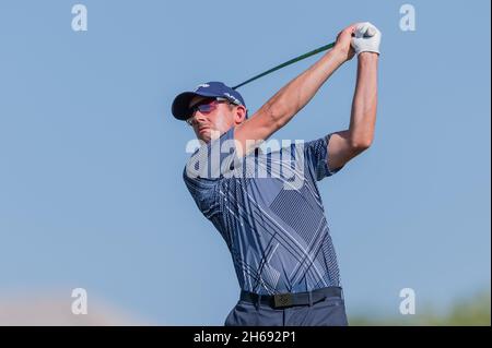 Dubai, Emirati Arabi Uniti. 14 novembre 2021. Alexander Bjšrk di Svezia si tea alla sesta buca durante IL 4° giorno DEL Campionato AVIV Dubai a Jumeirah Golf Estates, Dubai, Emirati Arabi Uniti, il 14 novembre 2021. Foto di Grant Winter. Solo per uso editoriale, licenza richiesta per uso commerciale. Nessun utilizzo nelle scommesse, nei giochi o nelle pubblicazioni di un singolo club/campionato/giocatore. Credit: UK Sports Pics Ltd/Alamy Live News Foto Stock