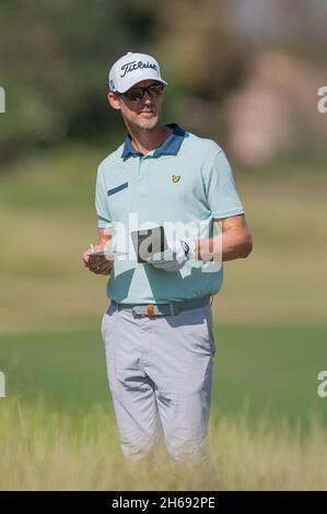 Dubai, Emirati Arabi Uniti. 14 novembre 2021. Niklas Lemke di Svezia studia il yardage alla terza buca durante IL Campionato AVIV Dubai giorno 4 a Jumeirah Golf Estates, Dubai, Emirati Arabi Uniti il 14 novembre 2021. Foto di Grant Winter. Solo per uso editoriale, licenza richiesta per uso commerciale. Nessun utilizzo nelle scommesse, nei giochi o nelle pubblicazioni di un singolo club/campionato/giocatore. Credit: UK Sports Pics Ltd/Alamy Live News Foto Stock