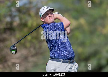 Dubai, Emirati Arabi Uniti. 14 novembre 2021. Dave Coupland d'Inghilterra si tea fuori alla terza buca durante IL Campionato AVIV Dubai giorno 4 a Jumeirah Golf Estates, Dubai, Emirati Arabi Uniti il 14 novembre 2021. Foto di Grant Winter. Solo per uso editoriale, licenza richiesta per uso commerciale. Nessun utilizzo nelle scommesse, nei giochi o nelle pubblicazioni di un singolo club/campionato/giocatore. Credit: UK Sports Pics Ltd/Alamy Live News Foto Stock