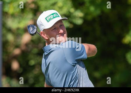 Dubai, Emirati Arabi Uniti. 14 novembre 2021. Adrian Meronk di Polonia si tede alla terza buca durante IL Campionato AVIV Dubai giorno 4 a Jumeirah Golf Estates, Dubai, Emirati Arabi Uniti il 14 novembre 2021. Foto di Grant Winter. Solo per uso editoriale, licenza richiesta per uso commerciale. Nessun utilizzo nelle scommesse, nei giochi o nelle pubblicazioni di un singolo club/campionato/giocatore. Credit: UK Sports Pics Ltd/Alamy Live News Foto Stock