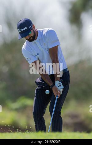 Dubai, Emirati Arabi Uniti. 14 novembre 2021. Franscesco Laporta of Italy chip al verde alla seconda buca durante IL 4° giorno del Campionato AVIV Dubai a Jumeirah Golf Estates, Dubai, Emirati Arabi Uniti, il 14 novembre 2021. Foto di Grant Winter. Solo per uso editoriale, licenza richiesta per uso commerciale. Nessun utilizzo nelle scommesse, nei giochi o nelle pubblicazioni di un singolo club/campionato/giocatore. Credit: UK Sports Pics Ltd/Alamy Live News Foto Stock