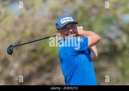 Dubai, Emirati Arabi Uniti. 14 novembre 2021. Andy Sullivan d'Inghilterra si tee fuori alla terza buca durante IL Campionato AVIV Dubai giorno 4 a Jumeirah Golf Estates, Dubai, Emirati Arabi Uniti il 14 novembre 2021. Foto di Grant Winter. Solo per uso editoriale, licenza richiesta per uso commerciale. Nessun utilizzo nelle scommesse, nei giochi o nelle pubblicazioni di un singolo club/campionato/giocatore. Credit: UK Sports Pics Ltd/Alamy Live News Foto Stock