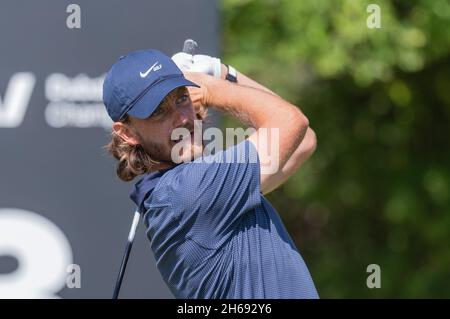 Dubai, Emirati Arabi Uniti. 14 novembre 2021. Kalle Samooja di Finlandia si tea fuori alla terza buca durante IL Campionato AVIV Dubai giorno 4 a Jumeirah Golf Estates, Dubai, Emirati Arabi Uniti il 14 novembre 2021. Foto di Grant Winter. Solo per uso editoriale, licenza richiesta per uso commerciale. Nessun utilizzo nelle scommesse, nei giochi o nelle pubblicazioni di un singolo club/campionato/giocatore. Credit: UK Sports Pics Ltd/Alamy Live News Foto Stock