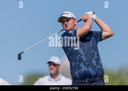 Dubai, Emirati Arabi Uniti. 14 novembre 2021. Bernd Wiesberger d'Austria tee off alla sesta buca durante IL Campionato AVIV Dubai giorno 4 a Jumeirah Golf Estates, Dubai, Emirati Arabi Uniti il 14 novembre 2021. Foto di Grant Winter. Solo per uso editoriale, licenza richiesta per uso commerciale. Nessun utilizzo nelle scommesse, nei giochi o nelle pubblicazioni di un singolo club/campionato/giocatore. Credit: UK Sports Pics Ltd/Alamy Live News Foto Stock