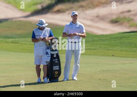 Dubai, Emirati Arabi Uniti. 14 novembre 2021. Martin Kaymer di Germania con il suo caddy alla quinta buca durante IL Campionato AVIV Dubai giorno 4 a Jumeirah Golf Estates, Dubai, Emirati Arabi Uniti il 14 novembre 2021. Foto di Grant Winter. Solo per uso editoriale, licenza richiesta per uso commerciale. Nessun utilizzo nelle scommesse, nei giochi o nelle pubblicazioni di un singolo club/campionato/giocatore. Credit: UK Sports Pics Ltd/Alamy Live News Foto Stock