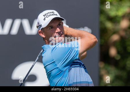 Dubai, Emirati Arabi Uniti. 14 novembre 2021. Padraig Harrington d'Irlanda si tea fuori alla terza buca durante IL Campionato AVIV Dubai giorno 4 a Jumeirah Golf Estates, Dubai, Emirati Arabi Uniti il 14 novembre 2021. Foto di Grant Winter. Solo per uso editoriale, licenza richiesta per uso commerciale. Nessun utilizzo nelle scommesse, nei giochi o nelle pubblicazioni di un singolo club/campionato/giocatore. Credit: UK Sports Pics Ltd/Alamy Live News Foto Stock