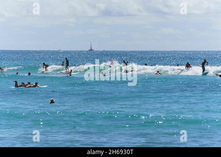 Honolulu, Hawaii - 6 novembre 2021 i ragazzi giovani giocano sulle loro tavole boogey nel surf. Foto Stock