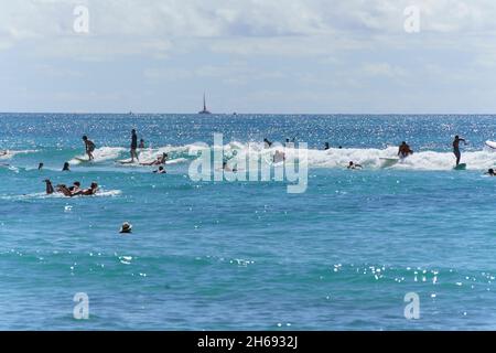 Honolulu, Hawaii - 6 novembre 2021 i ragazzi giovani giocano sulle loro tavole boogey nel surf. Foto Stock