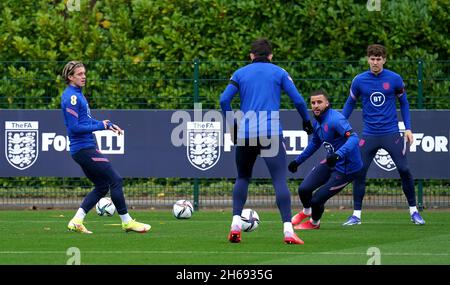 Inghilterra Conor Gallagher (a sinistra) durante una sessione di allenamento presso Hotspur Way Training Ground, Londra. Data foto: Domenica 14 novembre 2021. Foto Stock