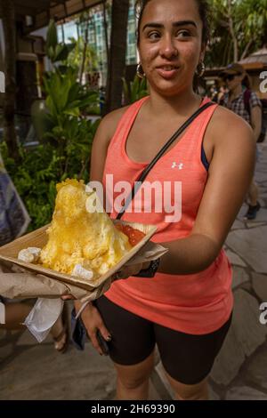 Waikiki, Honolulu, Hawaii - Ott 31, 2021-womah mostra il suo piatto di ghiaccio rasato con gelato. Foto Stock