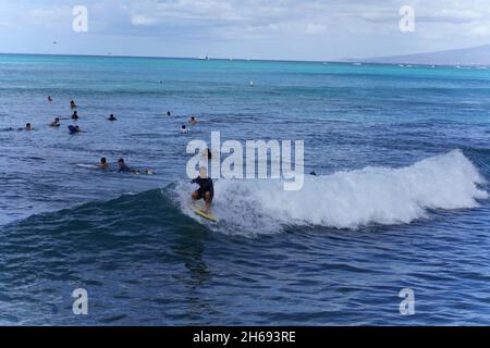 Honolulu, Hawaii - 6 novembre 2021 i ragazzi giovani giocano sulle loro tavole boogey nel surf. Foto Stock