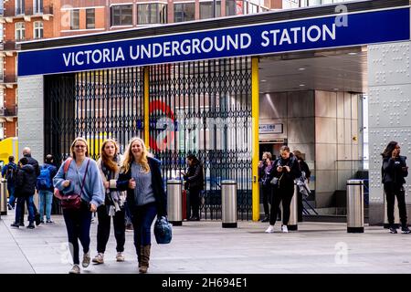 Victoria Westminster Londra Inghilterra UK, 7 novembre 2021, persone che lasciano la stazione metropolitana Victoria su Victoria Steet Foto Stock