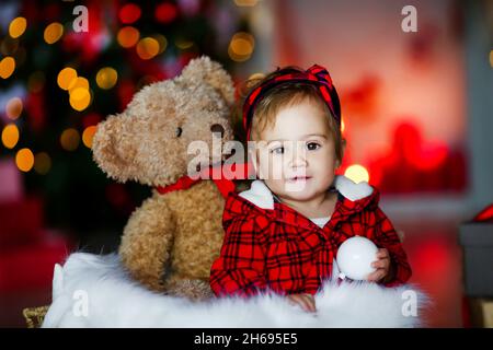 Decorazione di Natale con un bambino di 3-4 anni. Foto Stock