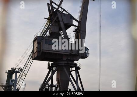 Vecchio carroponte metallico dettagli con cielo come sfondo nel porto di Rijeka, Croazia Foto Stock