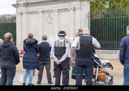 Greenwich, Londra, Regno Unito. 14 novembre 2021. I residenti, l'equipaggio dei vigili del fuoco, i veterani, il gruppo scout e i consiglieri locali si riuniscono per pagare i loro rispetti la Domenica della memoria al memoriale di guerra Maze Hill Greenwich. Credit: xiu bao/Alamy Live News Foto Stock