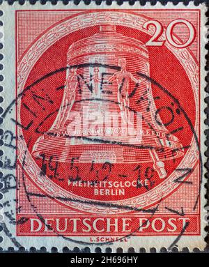 GERMANIA, Berlino - CIRCA 1952: Un francobollo dalla Germania, Berlino mostrando la campana della libertà con il testo: Nuova nascita della libertà. Clapper a destra. Colore: Foto Stock
