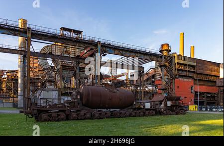 Un'immagine del complesso industriale di Vítkovice inferiore focalizzato sul vagone ferroviario. Foto Stock