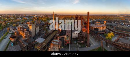 Una foto panoramica del complesso industriale di Vítkovice inferiore al tramonto. Foto Stock