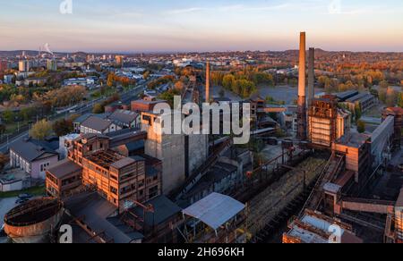 Una foto del complesso industriale di Vítkovice inferiore al tramonto. Foto Stock