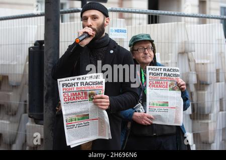 Londra, Regno Unito. 13 Nov 2021. I sostenitori del gruppo comunista rivoluzionario prendono parte a una marcia Rise and Rebel organizzata dagli attivisti climatici della Rebellion d'estinzione in coincidenza con la fine e l'atteso fallimento del vertice sul clima della COP26. Gli attivisti intendevano inviare un messaggio al governo del Regno Unito secondo cui le proteste per garantire un'azione urgente per affrontare l'emergenza climatica ed ecologica continueranno. La marcia ha interrotto brevemente lo spettacolo del Signore Sindaco in due o più luoghi. Credit: Mark Kerrison/Alamy Live News Foto Stock