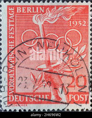 GERMANIA, Berlino - CIRCA 1952: Un francobollo dalla Germania, Berlino che mostra la torcia olimpica e anelli olimpici. Texte sur Vorolympische Festage Berlin 1952. C Foto Stock