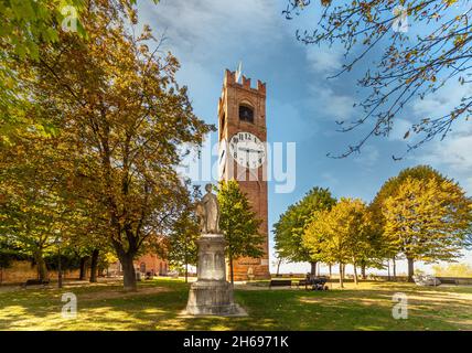 Mondovì, Cuneo, Piemonte, Italia - 23 ottobre 2021: Giardini Belvedere con la Torre Civica, chiamata 'dei Bressani' o Torre dell'Orologio, e alberi con Autum Foto Stock