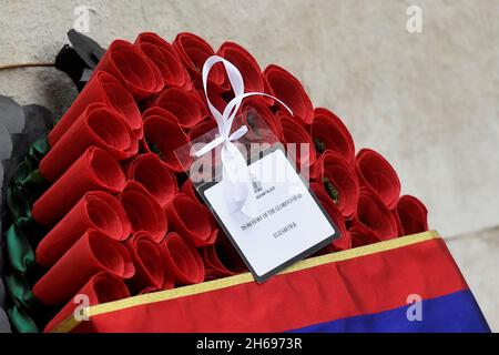 Il messaggio della Regina Elisabetta II è visto in dettaglio su una corona deposta a suo nome dal Duca di Cambridge durante il servizio domenicale della memoria al Cenotaph, a Whitehall, Londra. Data foto: Domenica 14 novembre 2021. Foto Stock