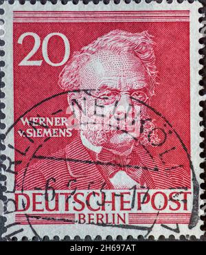 GERMANIA, Berlino - CIRCA 1952 : un francobollo dalla Germania, Berlino che mostra uomini dalla storia di Berlino: Werner von Siemens Foto Stock