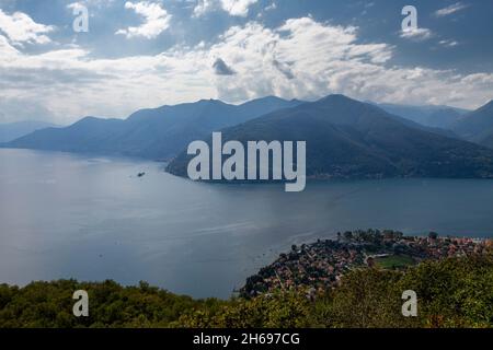 Vista sul lago maggiore dal paese di Agra e dalle montagne Foto Stock