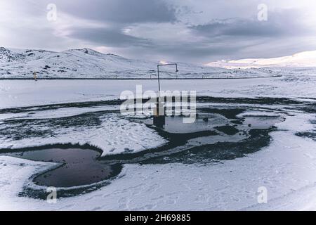 Doccia calda esterna perpetua vicino alla centrale geotermica di Krafla, Islanda Foto Stock