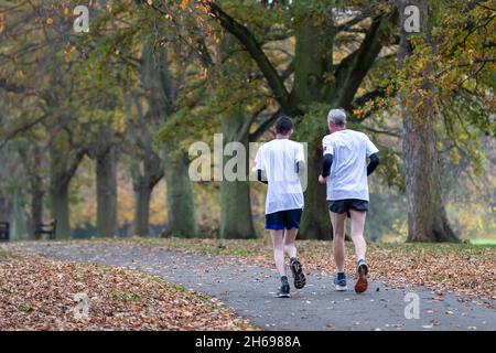 Northampton, Regno Unito. 14 novembre 2021. Mettiti in forma oggi Poppy Run ad Abington Park. I partecipanti potrebbero correre, passeggiare o Jog intorno al pittoresco parco in aiuto della Royal British Legion che ha sollevato oltre £ 750. Credit: Keith J Smith./Alamy Live News Foto Stock